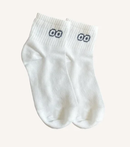 Descubre nuestras calcetas de comodidad máxima, diseñadas para brindarte una sensación de suavidad y confort en cada paso.