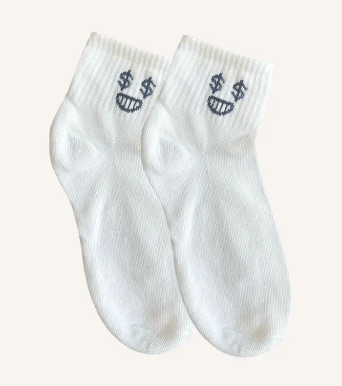 Descubre nuestras calcetas de comodidad máxima, diseñadas para brindarte una sensación de suavidad y confort en cada paso.