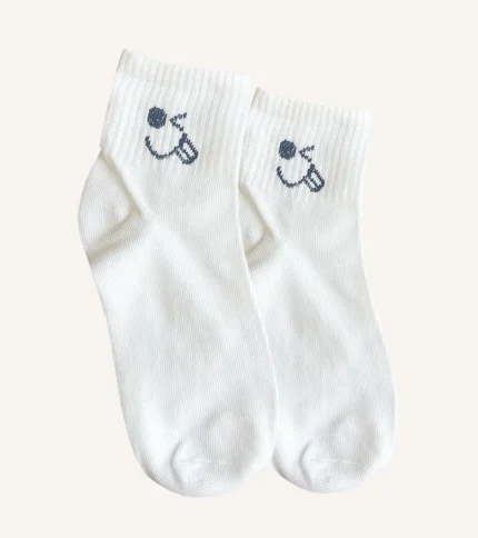 Descubre nuestras calcetas de comodidad máxima, diseñadas para brindarte una sensación de suavidad y confort en cada paso.