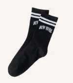 Calcetas blancas ideales para cualquier ocasión, ya sea para un día relajado en casa, una intensa sesión de ejercicio o una jornada laboral prolongada.