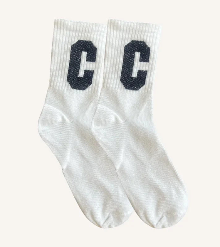 Descubre nuestras calcetas de comodidad máxima, diseñadas para brindarte una sensación de suavidad y confort en cada paso.